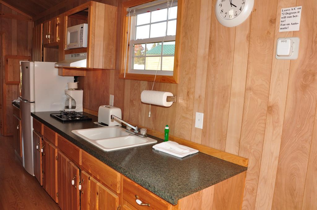 Arrowhead Camping Resort Deluxe Cabin 4 Douglas Center Екстериор снимка