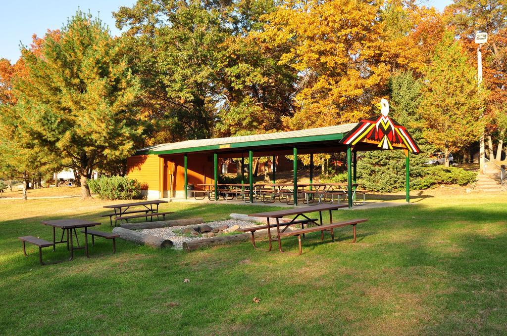 Arrowhead Camping Resort Deluxe Cabin 4 Douglas Center Екстериор снимка